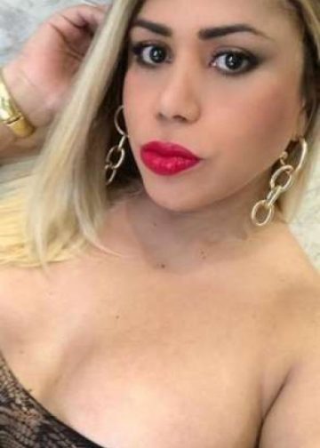 Mujer con labios pintados de rojo posando para una foto